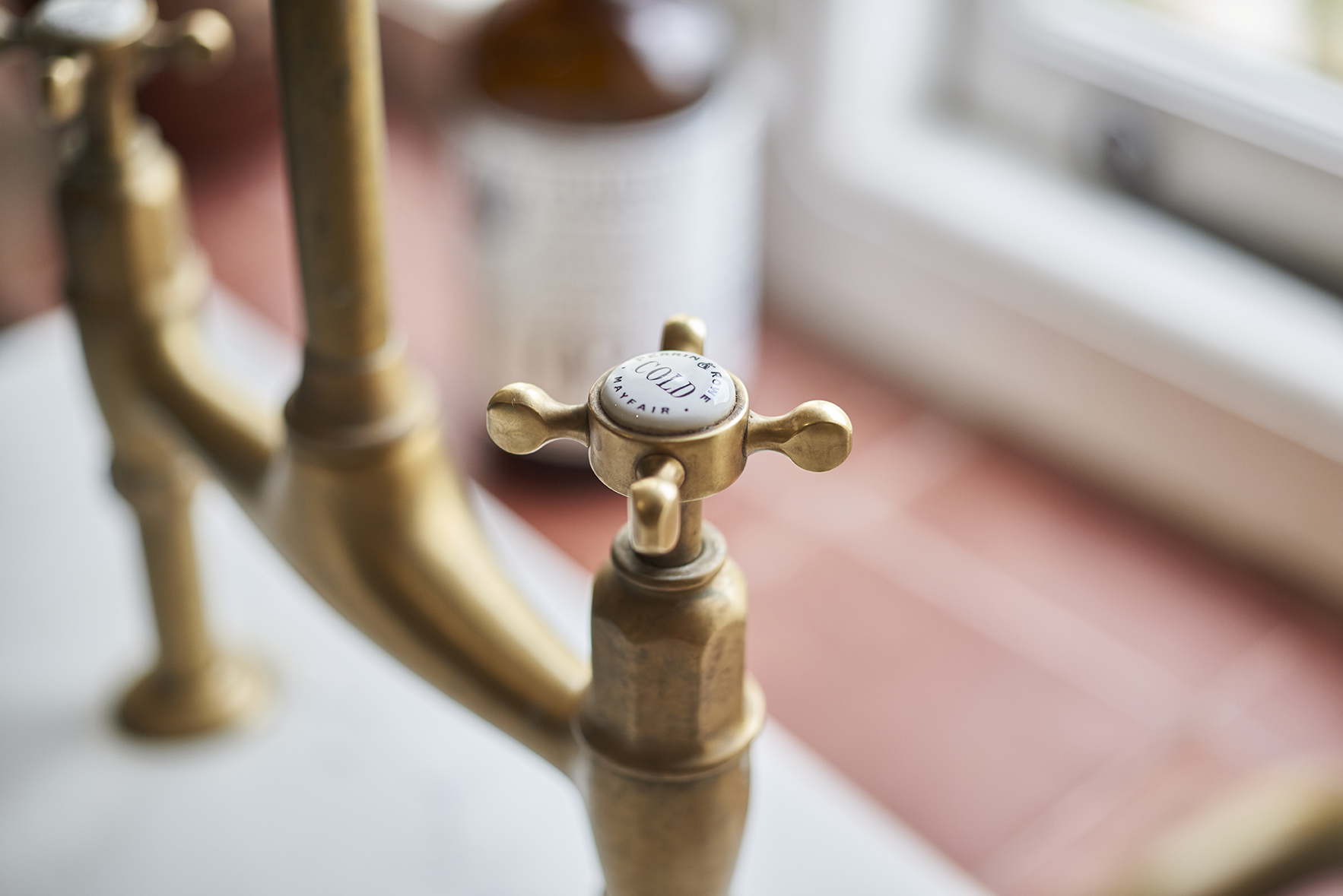 Klassische Messingarmatur mit Aufschrift 'COLD' auf dem Griff, geeignet für Badezimmer oder Küche
