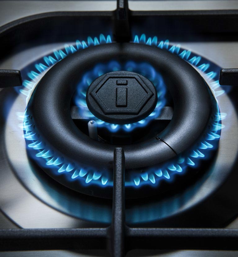 Moderner Gasherd mit blauer Flamme – effizientes Kochen für Ihre Küche Nahaufnahme eines eingeschalteten Gasherds mit sichtbarer blauer Flamme auf einem Edelstahl-Kochfeld