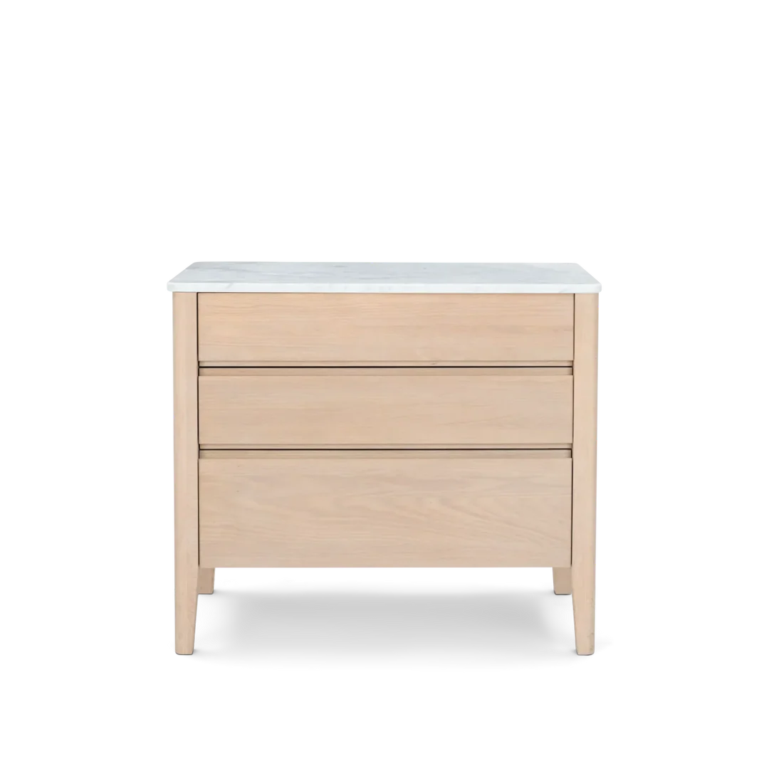 Heller Waschtischunterschrank mit weißer Marmorplatte und drei grifflosen Schubladen, minimalistisches Badmöbel