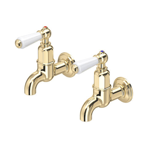 Goldene Wand-Wasserhahnarmaturen im Vintage-Stil, 2er-Set aus Messing, mit weißen Keramikhebeln und Warm/Kalt-Markierung – ideal als Waschbeckenarmatur im Bad oder Gäste-WC
