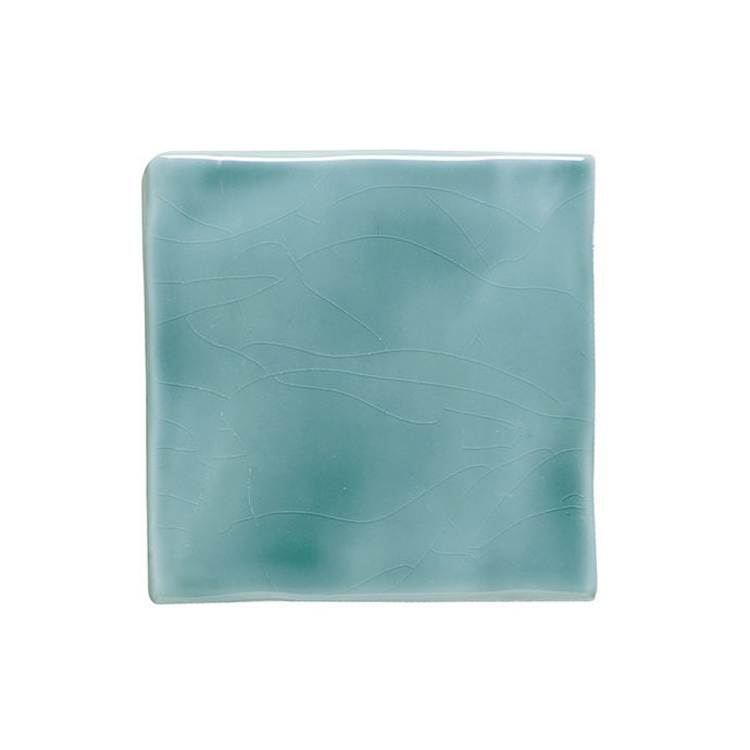 Quadratische, türkisfarbene Keramikfliese mit glänzender Glasur und zarter Craquelé-Struktur