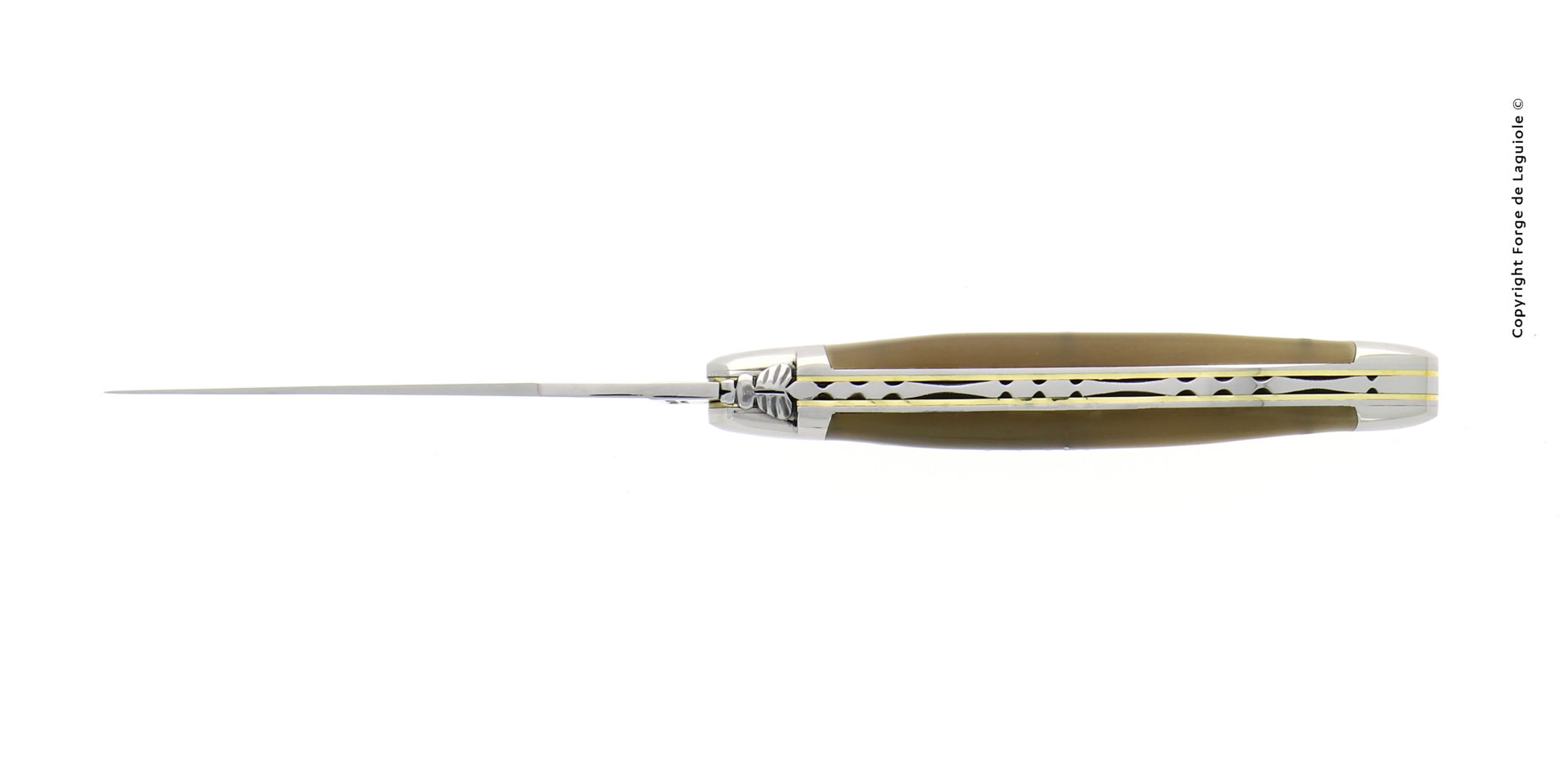 Laguiole Taschenmesser mit verzierter Rückenfeder und braunem Griff in Seitenansicht Seitenansicht eines hochwertigen Laguiole Taschenmessers mit detailreicher Rückenverzierung und braunem Griff, auf weißem Hintergrund