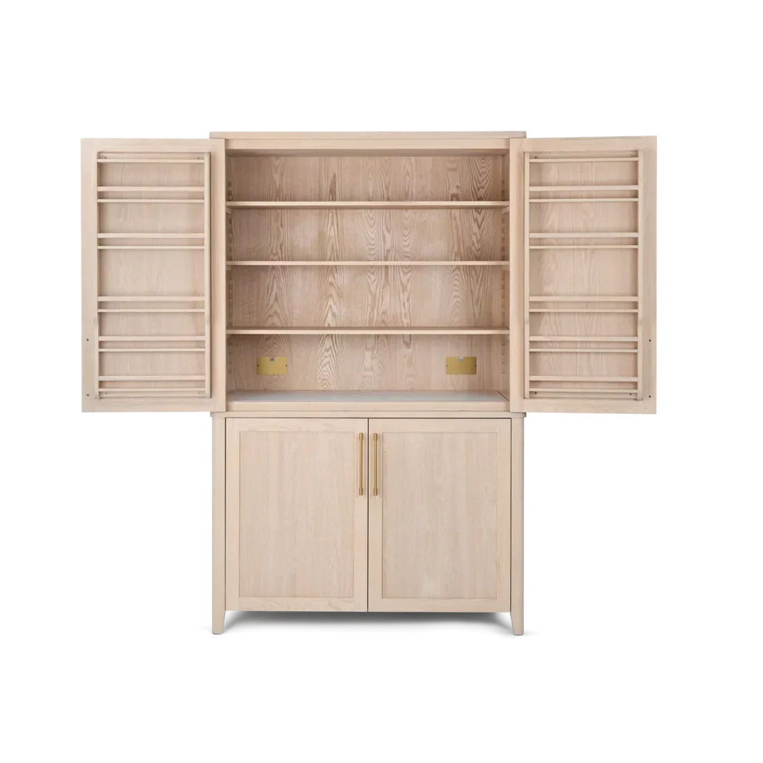 Offener Barschrank aus hellem Holz mit Einlegeböden, Türregalen und goldfarbenen Griffen; viel Stauraum für Gläser, Flaschen und Zubehör – modernes, hochwertiges Möbel für Küche oder Wohnzimmer