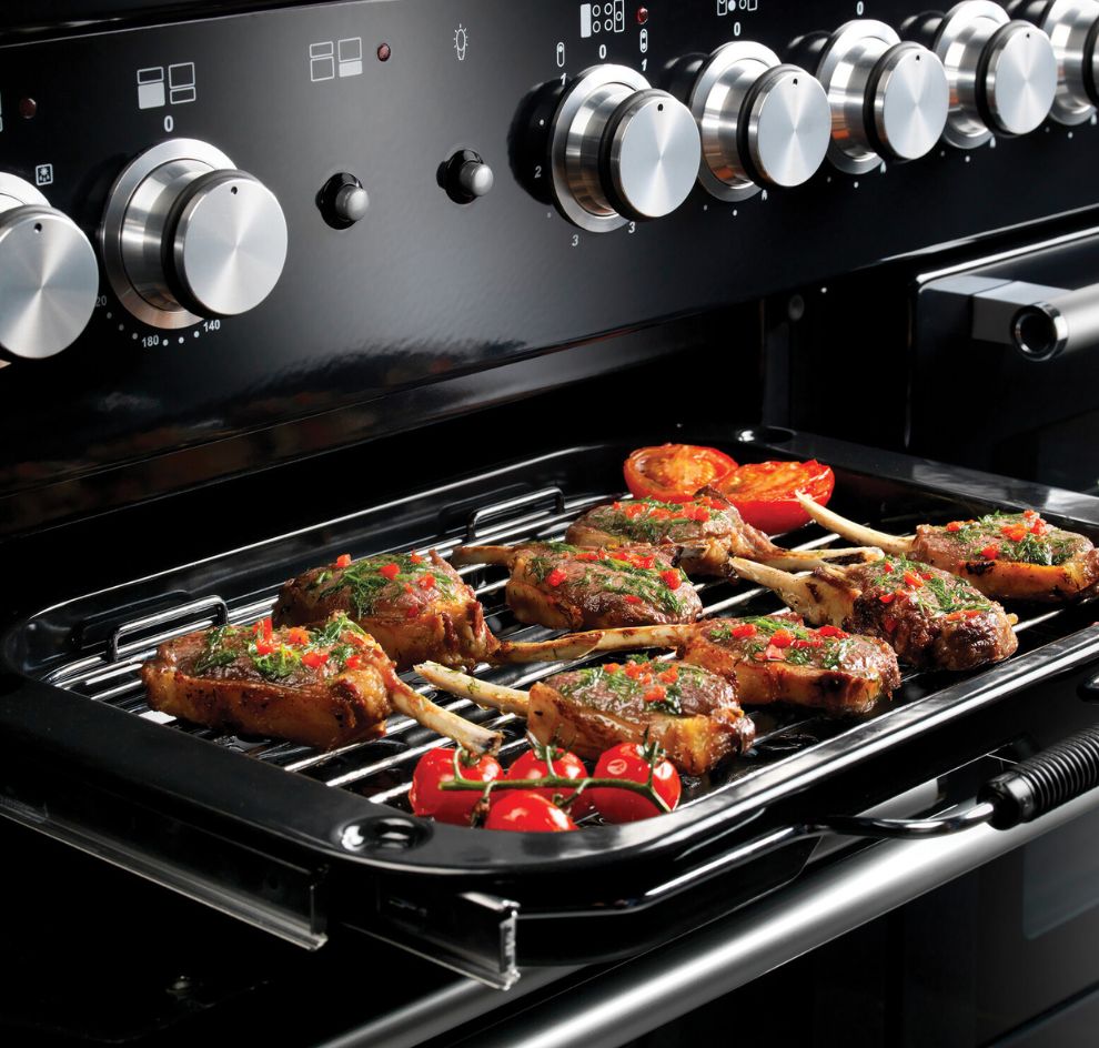 Backofengrill mit Grillrost, Lammkoteletts und Gemüse