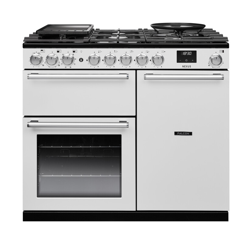 Falcon Nexus Standherd in Weiß mit Gas-Kochfeld, Wokmulde, Grillplatte, Drehknöpfen, Digitaluhr und zwei Backöfen – leistungsstarker Range Cooker für die Familienküche