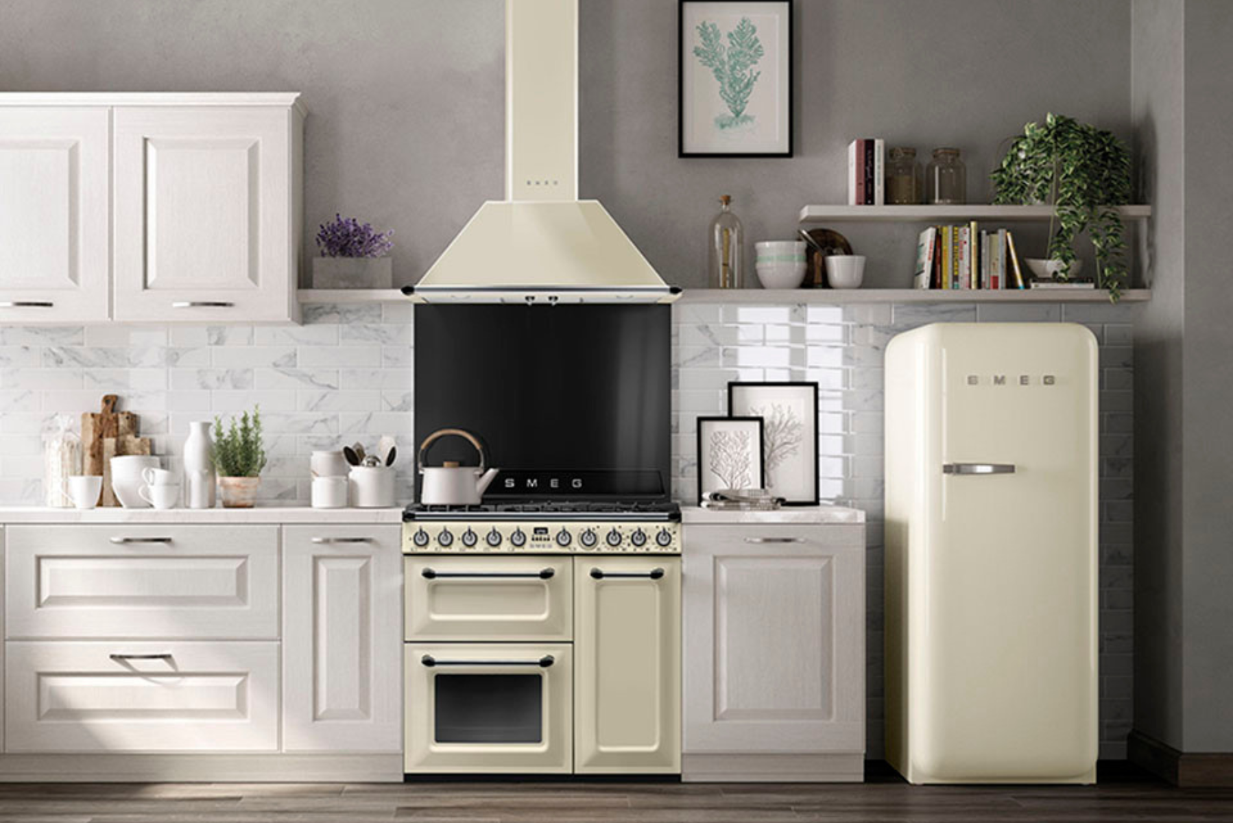 Retro-Küchengeräte-Set: SMEG Kühlschrank und Herd in cremefarbener moderner Landhausküche Helle Küche mit cremefarbenem SMEG Kühlschrank, passendem Herd, Dunstabzugshaube und weißen Schränken im modernen Landhausstil