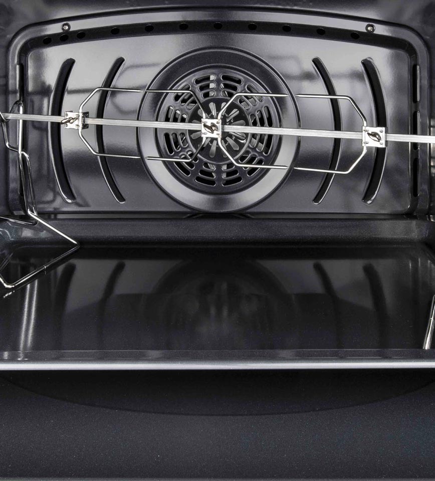 Innenansicht eines modernen Backofens mit Umluftfunktion und Grillspieß Detailaufnahme des Innenraums eines Backofens mit Ventilator, Backblech und Grillspieß