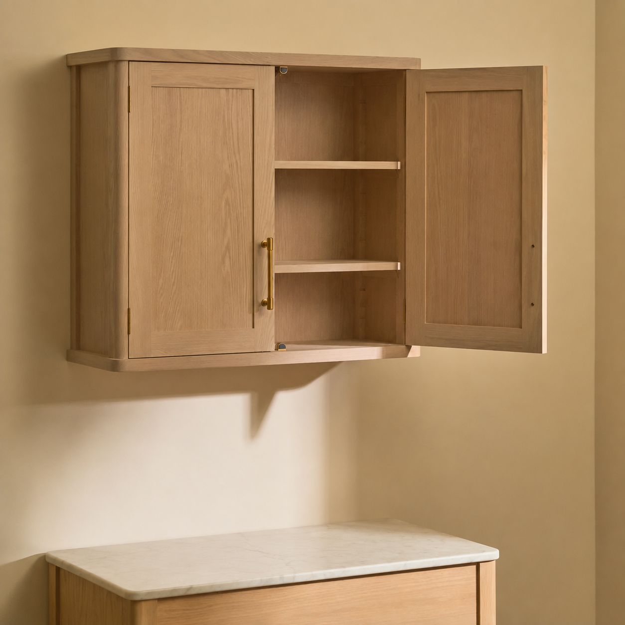 Wandhängender Eiche-Schrank mit Rahmenfronten, eine Tür geöffnet, zwei Einlegeböden innen, goldfarbener Griff; montiert über Sideboard mit Marmorplatte – vielseitiger Stauraum für Bad oder Küche