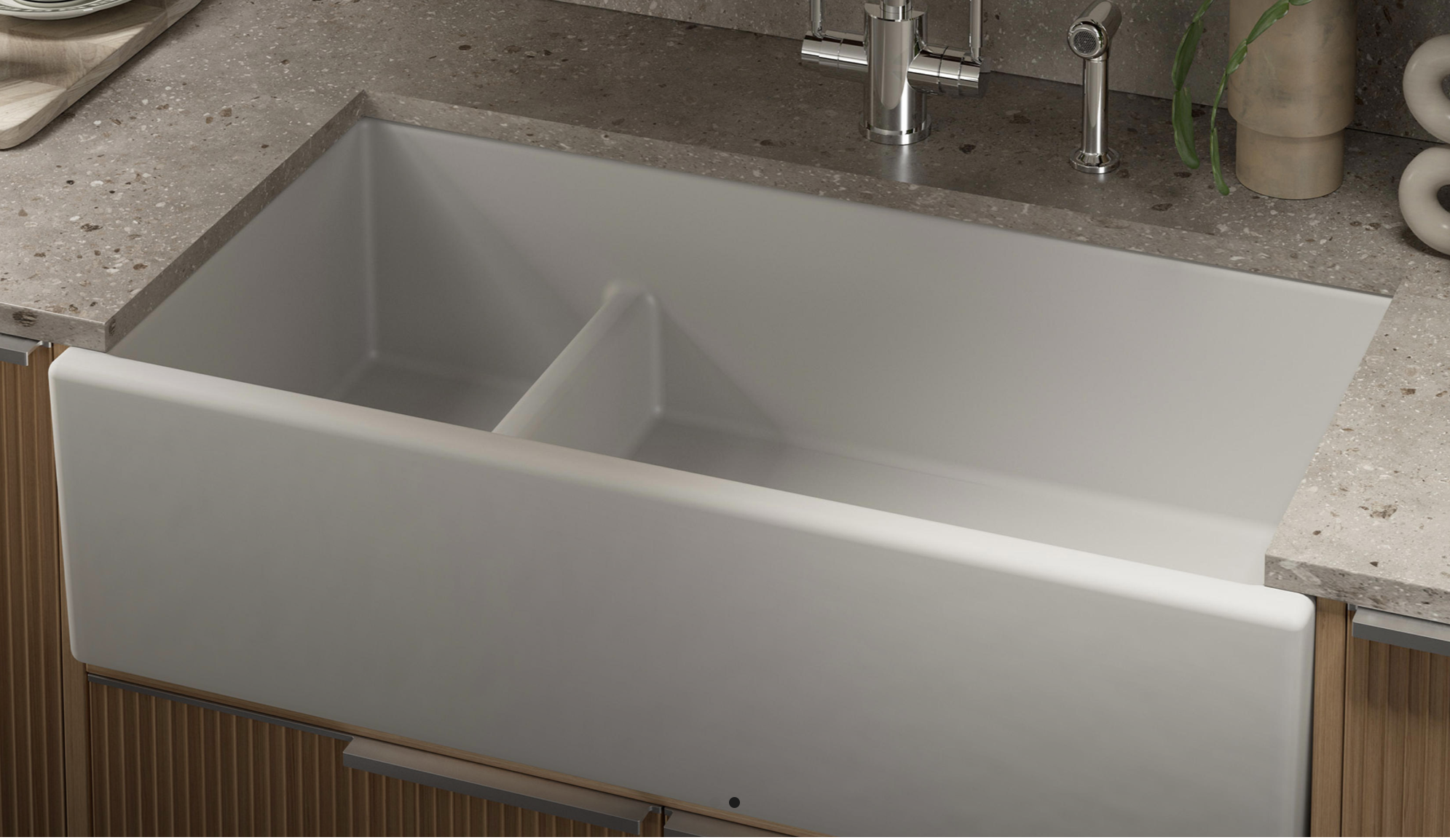 Shaws Hawkshaw Doppelspülbecken aus Fireclay, handgefertigt: großes und kleines Becken mit versetzter, niedriger Trennwand; weiße Keramikspüle unter Stein-Arbeitsplatte, erhältlich als Hawkshaw 800 & 900.