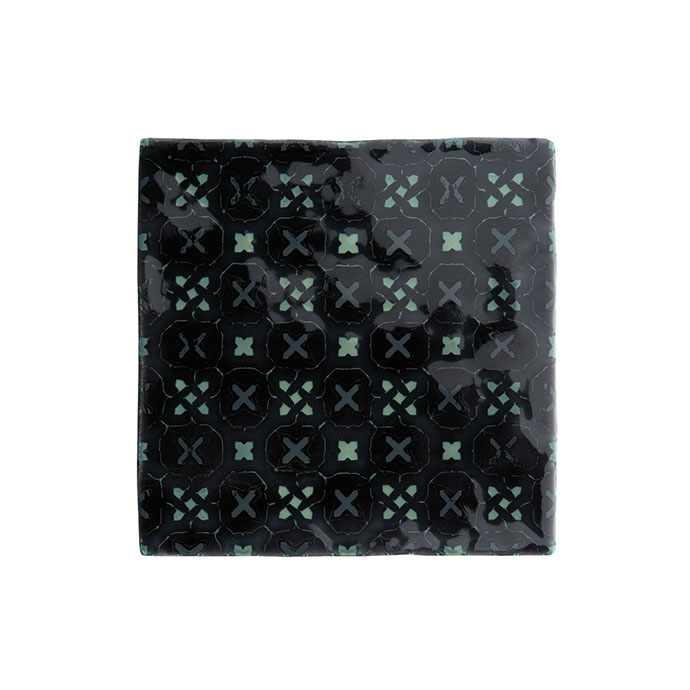 Quadratischer Keramikteller mit schwarzem und grünem geometrischen Muster, modernes Design Schwarzer Keramikteller mit grünem, geometrischem Muster und glänzender Oberfläche