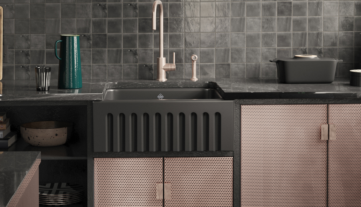 Moderne Küchenspüle mit Designarmatur, schwarzer Arbeitsplatte und stilvollen Fronten aus Metallgitter Küchenspüle mit mattschwarzem Becken, goldener Armatur, dunkler Fliesenrückwand, grüner Kanne und moderner Einrichtung