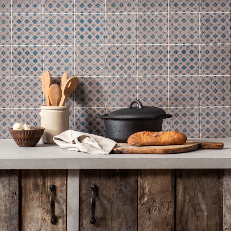 Rustikale Küche mit blau-beigen Zierfliesen