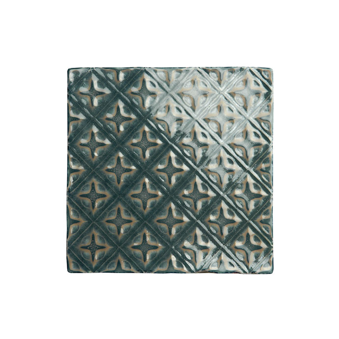 Keramikfliese mit vintage Ornamentmuster in Blau-Grau, glänzend, 15x15 cm Quadratische Keramikfliese mit dekorativem, erhabenem Muster in Blau-Grau und glänzender Oberfläche, 15x15 cm
