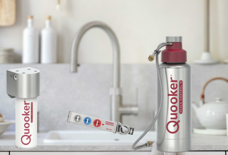 Quooker Wassersystem für die Küche – Kochendwasserhahn, Filter und CO2-Zylinder Quooker Komplettset mit Kochendwasserhahn, Filter und CO2-Zylinder auf moderner Küchenarbeitsplatte