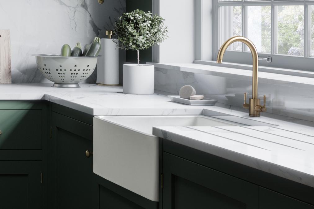 Rangemaster Sink 60 von AGA: weißes Fireclay-Einzelbecken mit sichtbarer Front in grüner Shaker-Landhausküche, glatte hochglänzende Keramikspüle, robust und hygienisch – Modell CCBL595