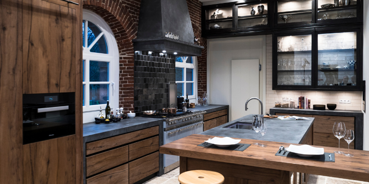 Stilvolle, moderne Küche mit rustikalen Holzmöbeln, Kochinsel, eingebautem Herd, offenem Regal und edlem Design
