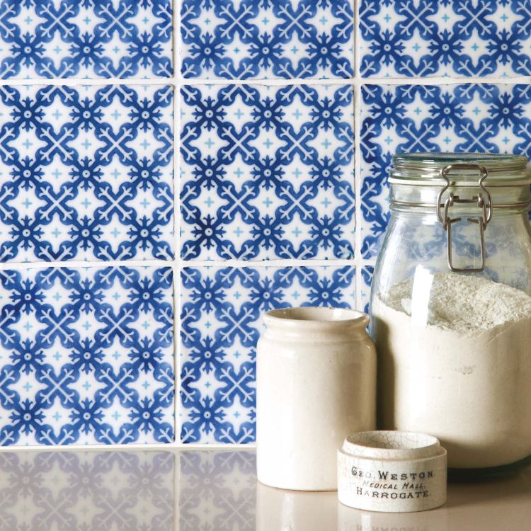 Küchenrückwand mit blauen Retro-Mosaikfliesen