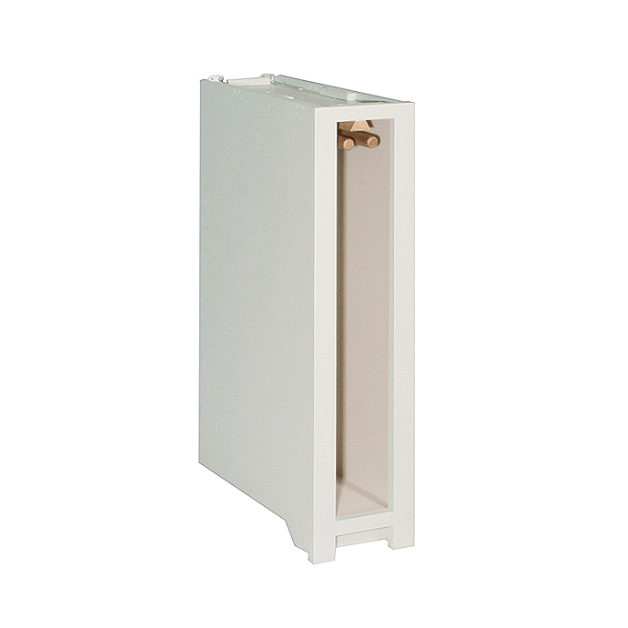 Weiße Umfassungszarge für eine Schiebetür aus Holz Weiße Umfassungszarge für Schiebetüren, aus Holz gefertigt, freigestellt auf weißem Hintergrund