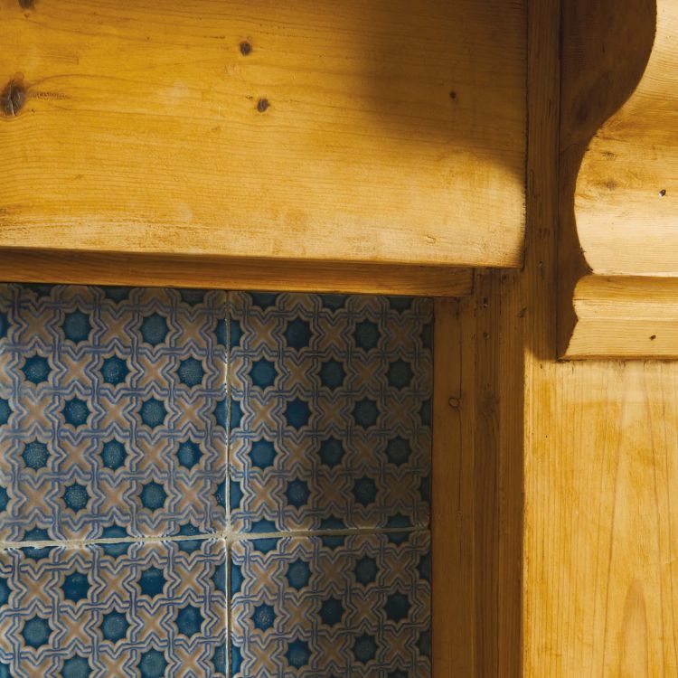 Geometrische blaue Keramikfliesen mit Holzrahmen