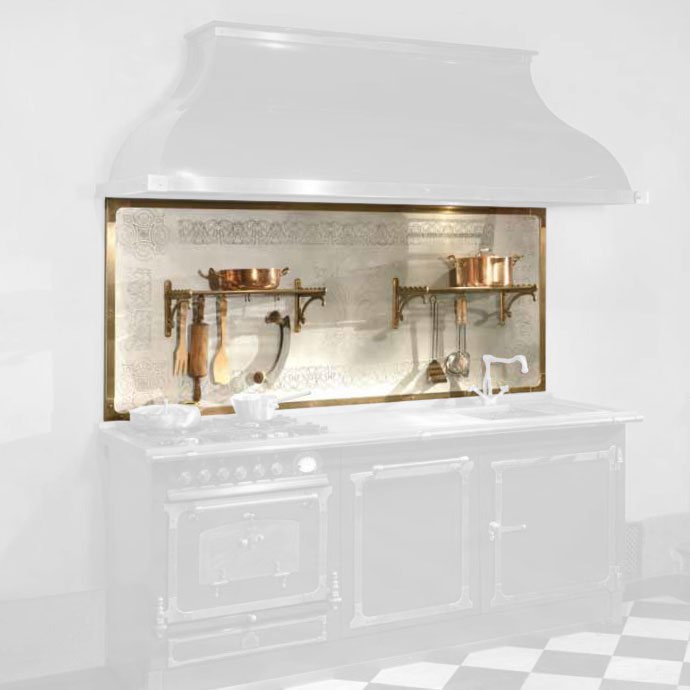 Exklusiver Wandbordsatz aus Messing mit Kupfer-Kochgeschirr und Küchenutensilien Wandbordsystem aus Messing mit Kupferpfannen und Küchenutensilien über einer Küchenarbeitsplatte