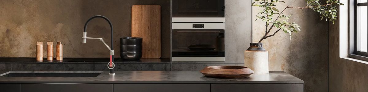 Moderne Küche mit stilvollem Design und hochwertigen Details Moderne Kücheneinrichtung mit Wasserhahn, Holzaccessoires und Pflanzen, elegante Arbeitsfläche