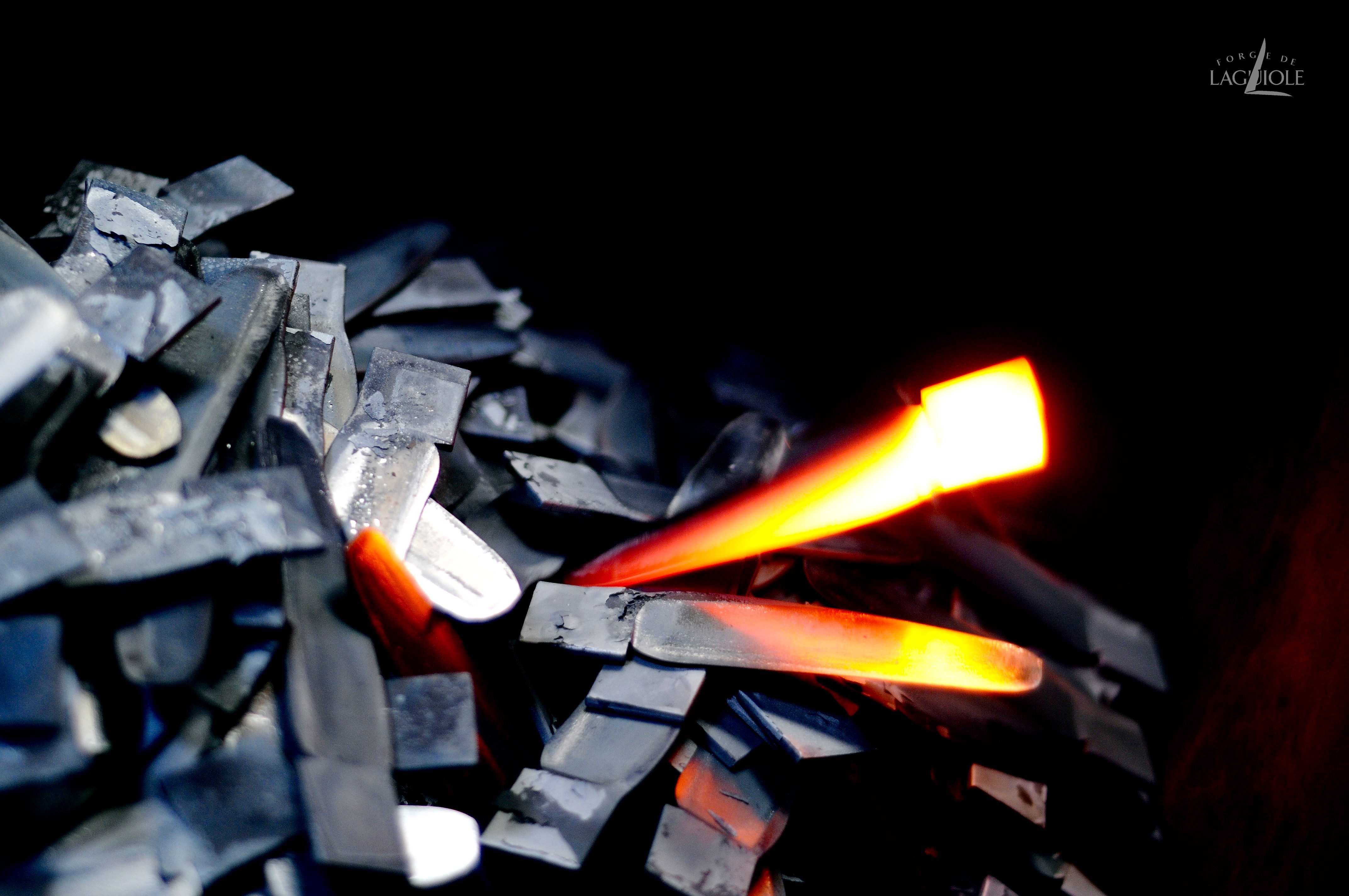 Nahaufnahme von erhitztem Metall in der Schmiede von Forge de Laguiole