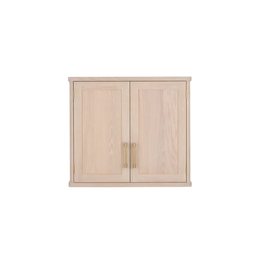 Heller Holz-Hängeschrank mit zwei Türen und Messinggriffen, geradliniges Design für stilvolle Aufbewahrung in Bad oder Küche