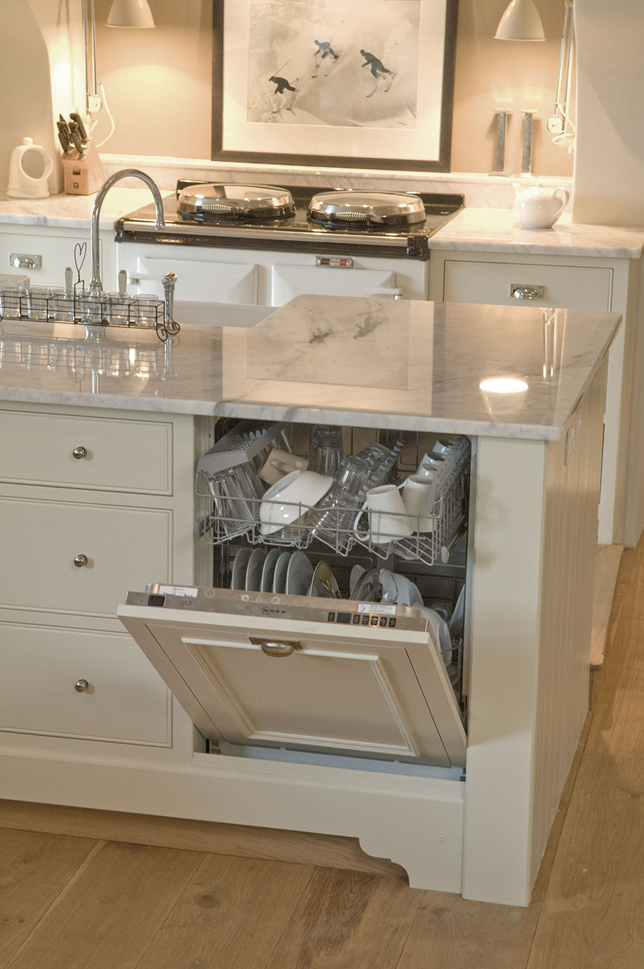 Moderne Einbauküche mit offenem Geschirrspüler, gefüllt mit sauberem Geschirr Offener Geschirrspüler in einer modernen Einbauküche, gefüllt mit sauberem Geschirr und Gläsern