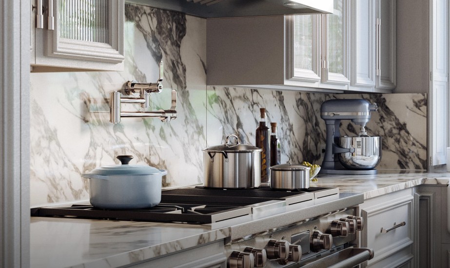 Perrin & Rowe Armstrong Pot-Filler 4599 an der Wand über dem Kochfeld; schwenkbare, platzsparende Armatur im Industrial-Design zum direkten Befüllen von Töpfen; in hochwertiger Küche mit Marmor-Rückwand dargestellt.