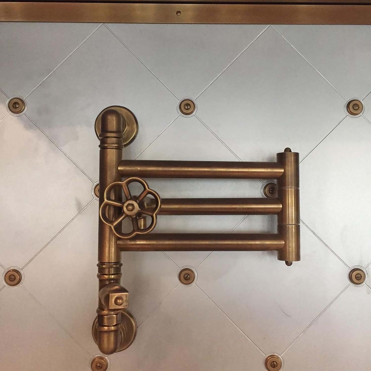 Heizkörper Handtuchwärmer aus Messing im Retro-Industriedesign für Bad oder Küche Dekorativer Handtuchwärmer aus Messing im Retro-Industriedesign, an einer gefliesten Wand montiert