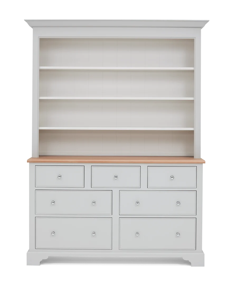 Weißer Buffetschrank im Landhausstil mit naturfarbener Holzplatte, drei offenen Regalböden und acht Schubladen; idealer Stauraum für Küche, Esszimmer oder Wohnzimmer