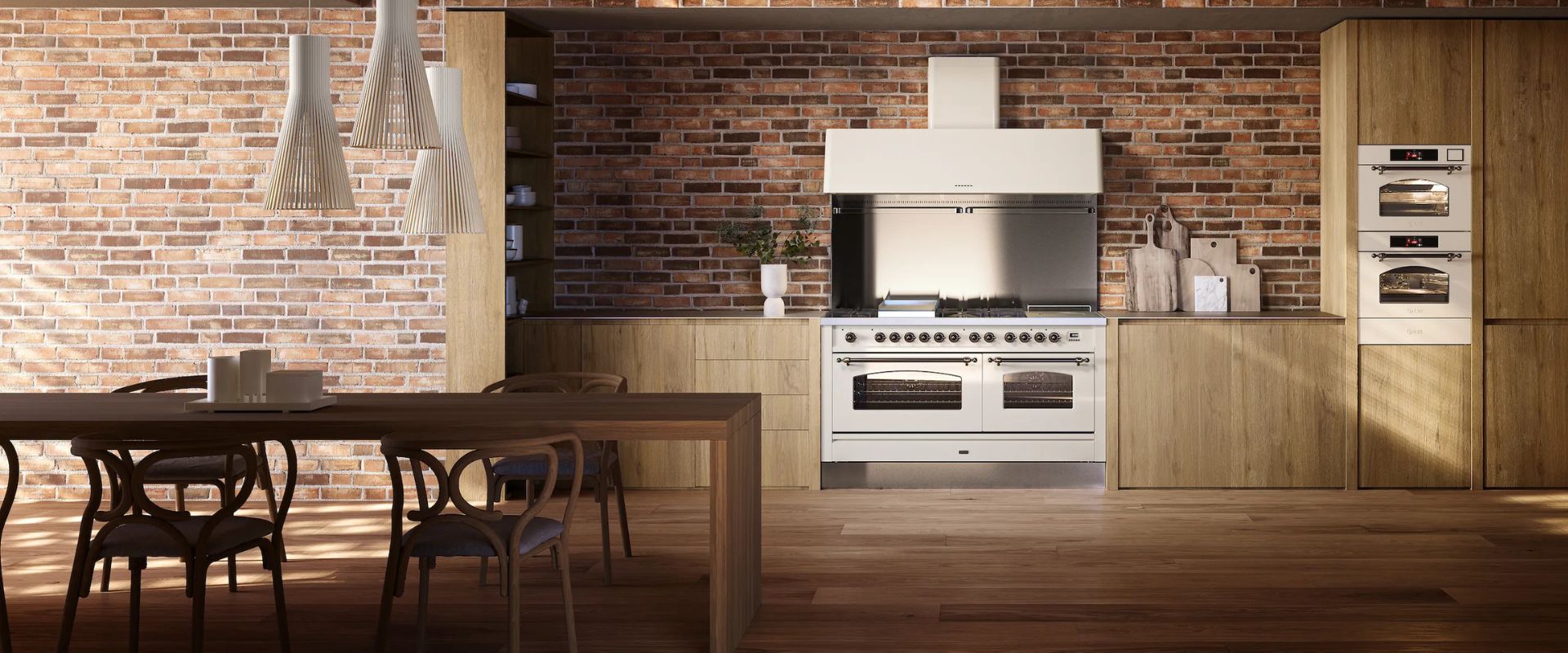 Moderne Küche mit Ziegelwand: weißer Range Cooker mit 6-Flammen-Gaskochfeld, zwei Öfen und Haube, umgeben von Holzeinbauten.