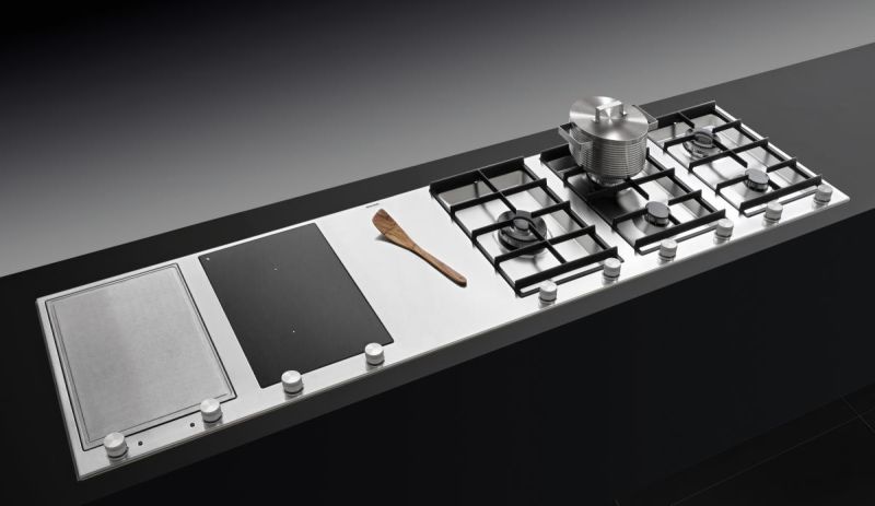 Modernes Gaskochfeld mit integriertem Grill, Kochzonen und Bedienelementen, hochwertiges Design für die Küche Kochinsel mit Gaskochfeld, Edelstahlgrill, Kochutensil und Topf auf moderner Küchenarbeitsplatte