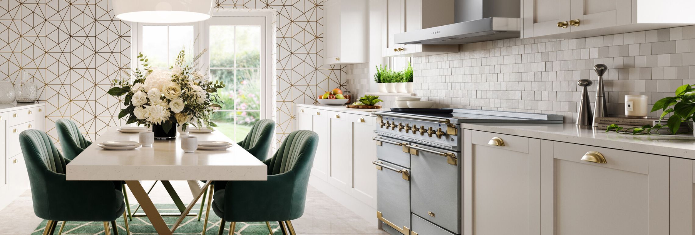 Helle Designküche mit Retro-Herd und goldenen Akzenten