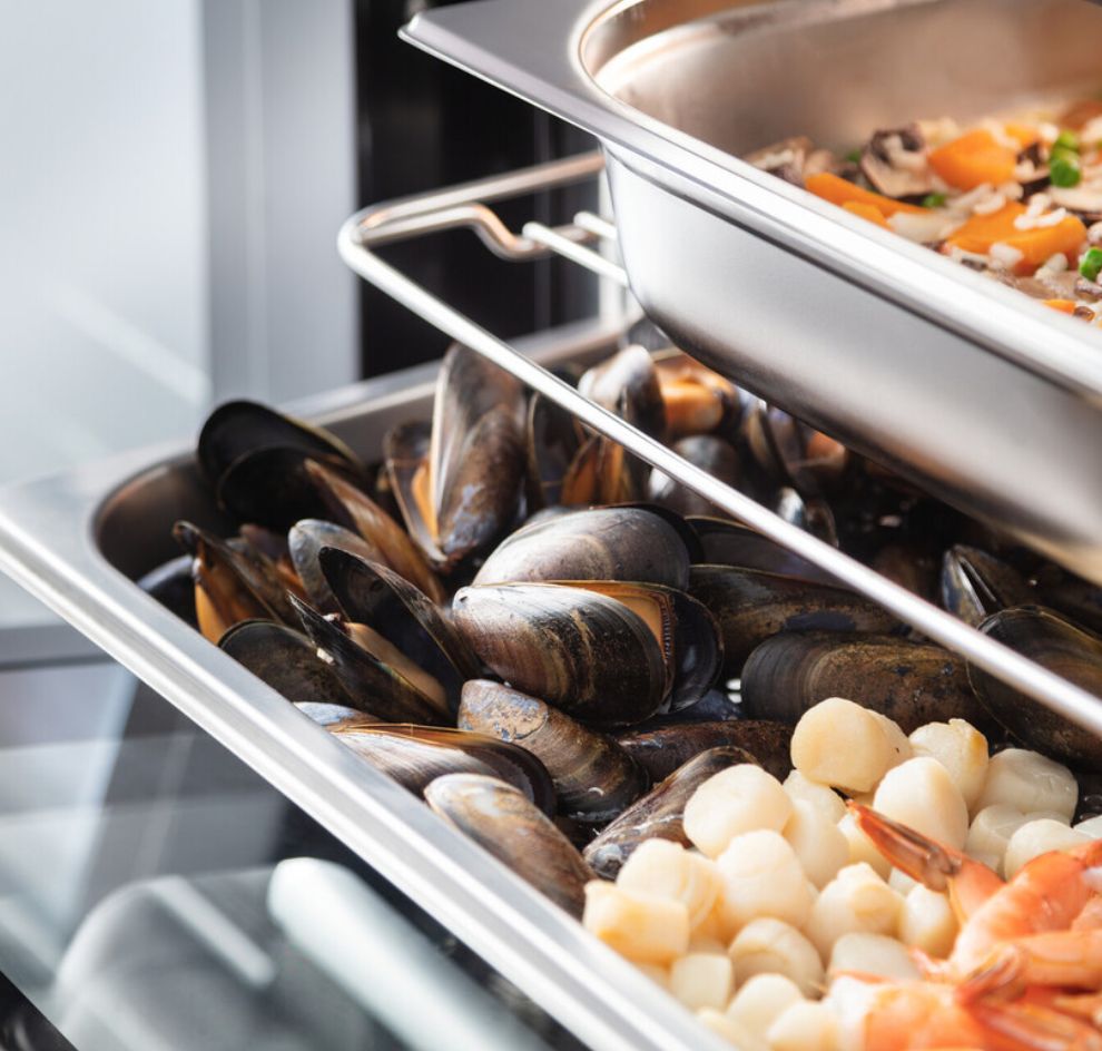 GN-Behälter mit Muscheln, Garnelen und Jakobsmuscheln