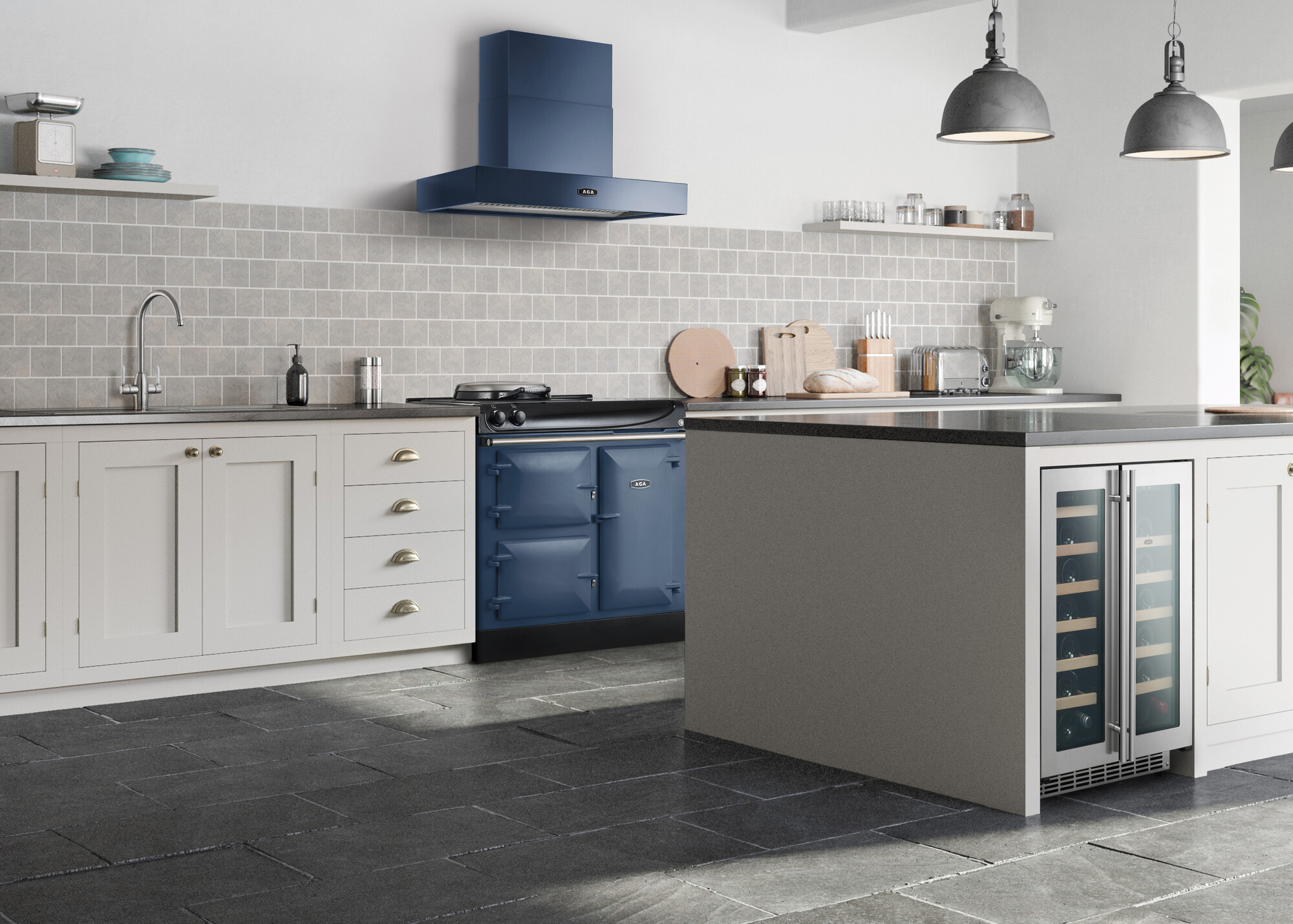 Moderne Küche mit blauem Herd, Kochinsel und integriertem Weinkühlschrank Helle, moderne Küche mit blauem Herd, weißen Schränken, grauer Kochinsel mit Weinkühlschrank, Fliesenrückwand und Industriedesign-Lampen