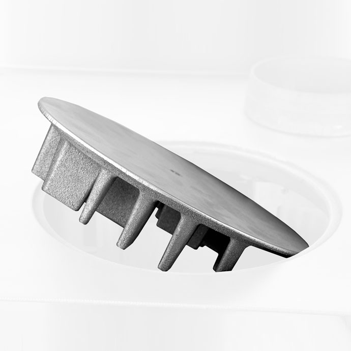 Runder Abdeckdeckel aus Metall für Abwasserbehälter, robust und hochwertig verarbeitet Metallabdeckung für Abwasserbehälter, teilweise geöffnet, silberfarben und robust konstruiert