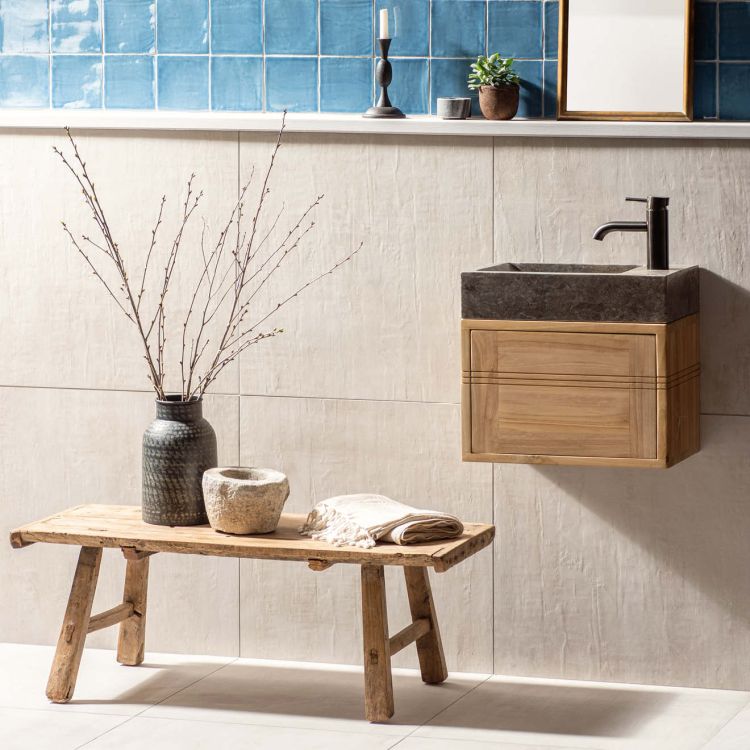 Skandi-Bad mit Holzbank, blauem Fliesenspiegel, Waschtisch