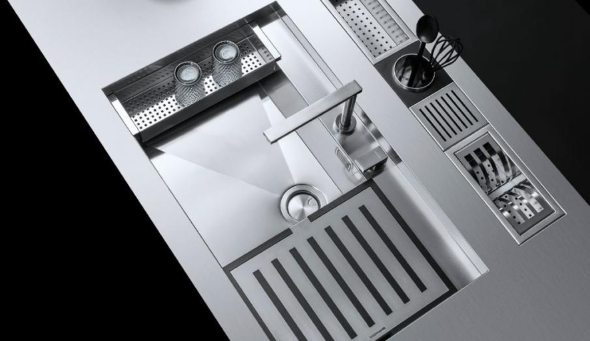 Moderne Edelstahl-Küchenspüle mit integriertem Zubehör und Abtropffläche Hochwertige Küchenspüle aus Edelstahl mit Wasserhahn, Abtropffläche, Gläsern, Besteck und Küchenutensilien