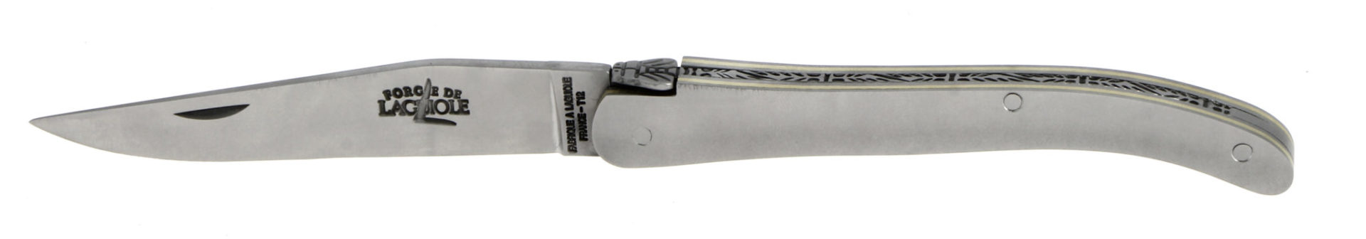 Laguiole Taschenmesser aus Edelstahl mit Gravur, klappbar, traditionelles Design Klappbares Laguiole Taschenmesser komplett aus Edelstahl mit geprägter Gravur auf Klinge und Griff, seitliche Ansicht