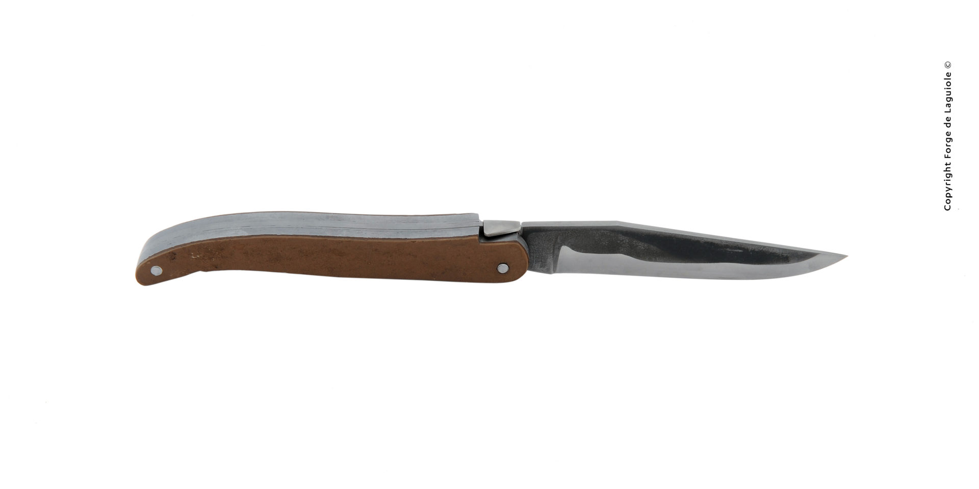 Traditionelles Laguiole Taschenmesser mit Holzgriff und Edelstahlklinge – Handgefertigt Laguiole Taschenmesser mit klappbarer Edelstahlklinge und Holzgriff, seitliche Ansicht auf weißem Hintergrund