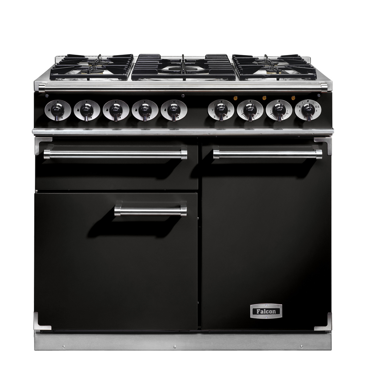 Schwarzer Falcon Standherd mit sechs Gaskochfeldern, zwei Backöfen und silbernen Griffen, freigestellt