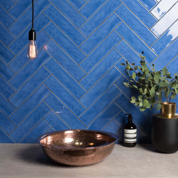 Blaue Fischgrät-Wandfliesen, glänzend, Bad-Interieur