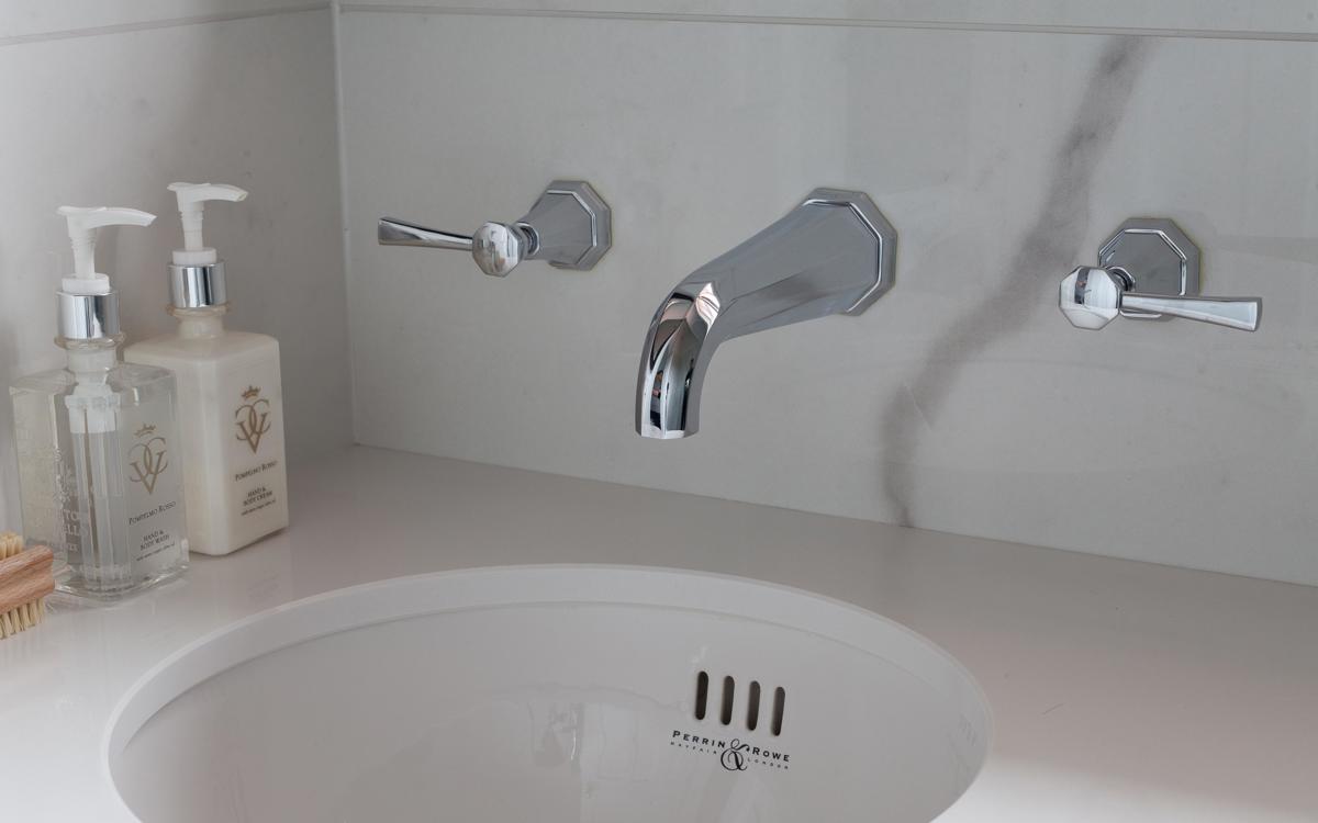 Perrin & Rowe Deco 3145: 3-Loch Waschtischarmatur zur Wandmontage – elegante Art-Déco-Wandarmatur mit Hebelgriffen in Chrom über dem Waschbecken; ideal für stilvolle Badezimmer und Gäste-WCs