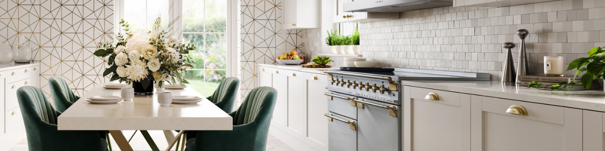 Moderne Küche mit Esstisch und stilvoller Deko in hellem Design Helle, moderne Küche mit Esstisch, grünen Stühlen, Blumenstrauß, Wandfliesen und großem Fenster