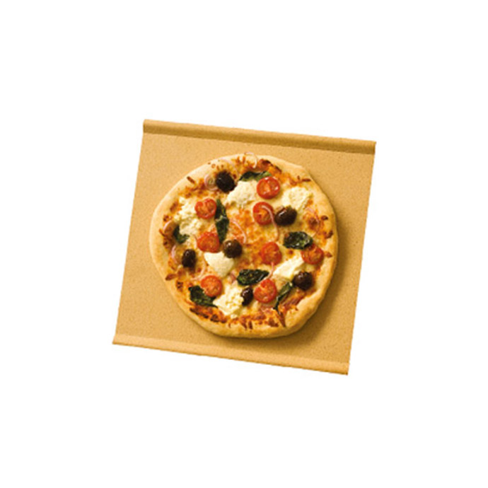 Pizzaschaufel aus Holz mit frischer Pizza belegt mit Tomaten, Oliven und Käse Frische Pizza mit Tomaten, Oliven und Käse auf einer Holz-Pizzaschaufel