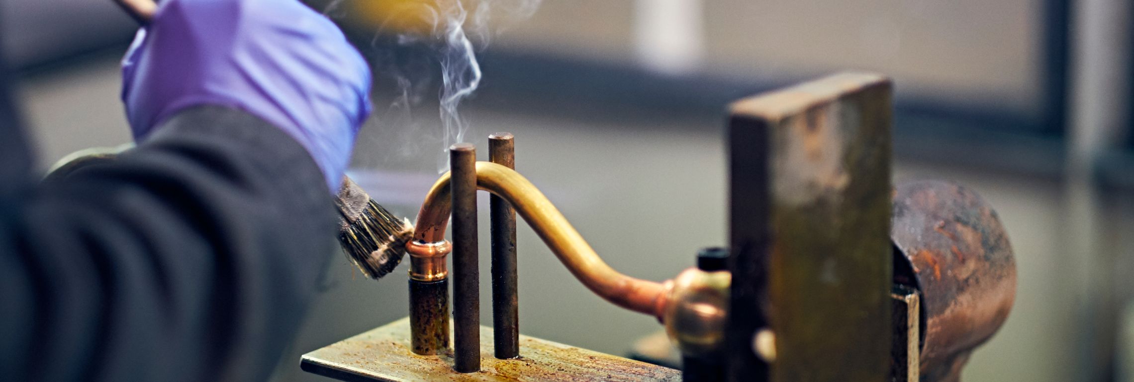 Kupferrohr löten mit Pinsel, Dampf steigt auf