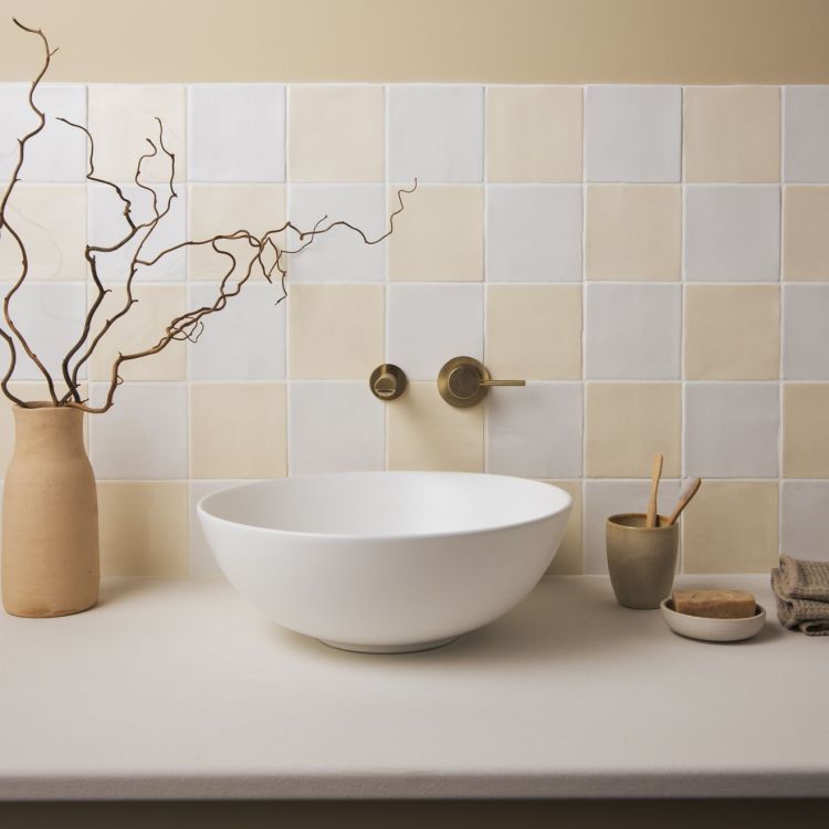 Mattweißes Keramik-Aufsatzwaschbecken mit Wandarmatur