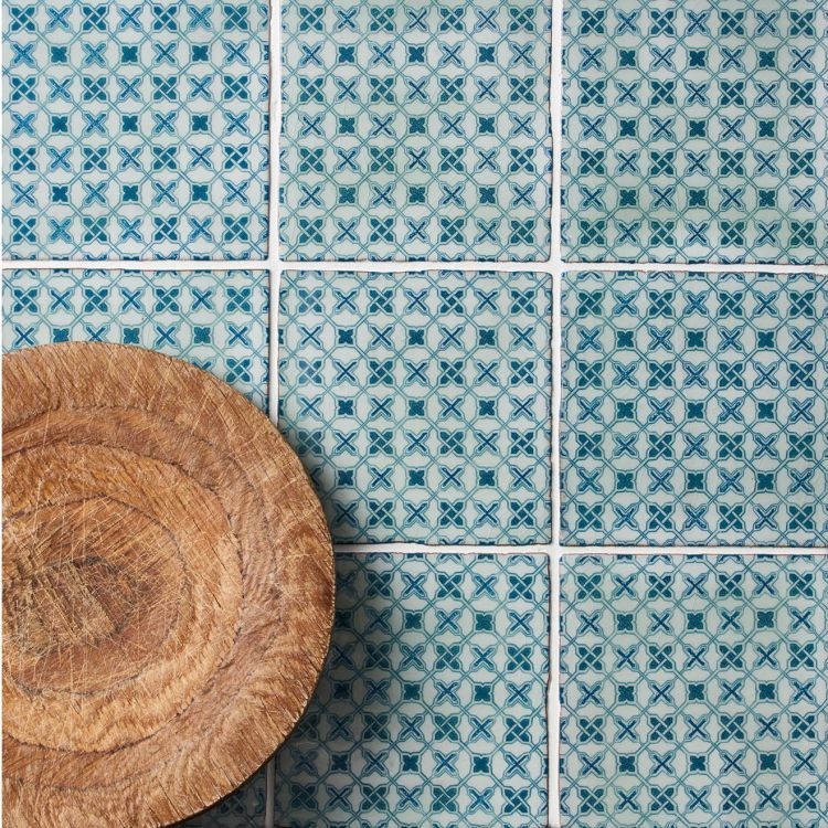 Blaue Keramikfliesen mit Muster, Holzschale links