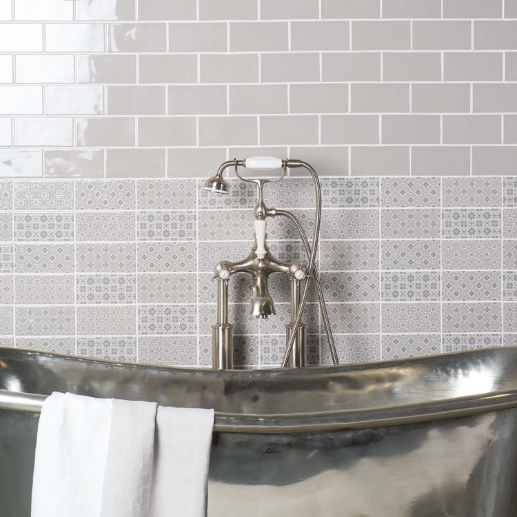 Graue Badfliesen mit Retro-Armatur und Wanne, Baden, Drinnen, Wanne, Badewanne, Person